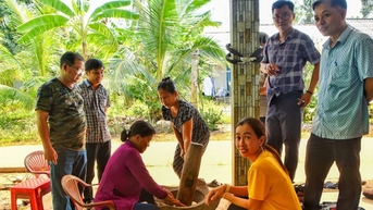 Cuốc một nhát bật lên chùm củ mì, ở Sóc Trăng dân đem ra làm bánh phồng, ăn ngon mê lắm luôn