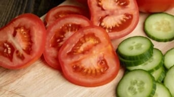 Ăn dưa leo với cà chua, ớt sẽ khiến cơ thể không hấp thụ vitamin C?