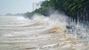 Vùng áp thấp có thể mạnh lên, tâm mưa lớn miền Trung thay đổi