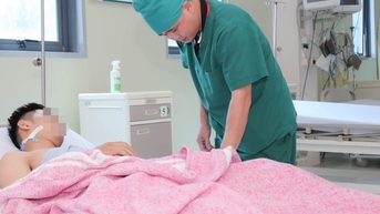 Tai nạn khi mở cửa ô tô khiến nam thanh niên nguy kịch
