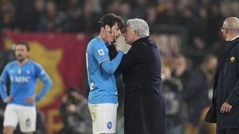 Được Napoli ‘tặng quà’, AS Roma cùng HLV Mourinho rạng rỡ giành 3 điểm quan trọng