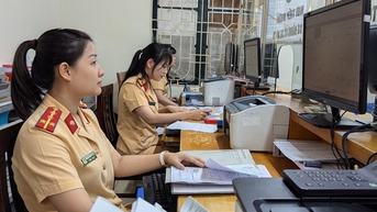 ម្ចាស់រថយន្តជាង 2,100 នៅទីក្រុងហាណូយត្រូវបានពិន័យចំពោះការមិនផ្ទេរការចុះបញ្ជីយានយន្ត។
