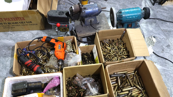 ចាប់ខ្លួន​ពី​បទ​បង្កើត​គណនី​ក្លែងក្លាយ ដើម្បី​ទិញ​លក់​កាំភ្លើង គ្រាប់បែក កាំបិត និង​ដាវ