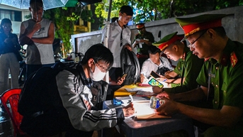 Cao điểm xử lý vi phạm giao thông với học sinh: Phụ huynh xếp hàng chờ cảnh sát lập biên bản