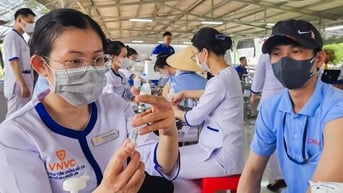 Doanh nghiệp cho người lao động tiêm vắc xin sốt xuất huyết