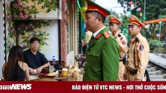 Công an kiểm tra đột xuất, phạt nhiều hàng quán trên phố cà phê đường tàu Hà Nội