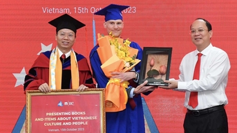 Tặng “Tủ sách Việt Nam” đến sinh viên tại Thụy Sĩ