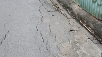 Đường bị sụt lún do thi công trung tâm thương mại