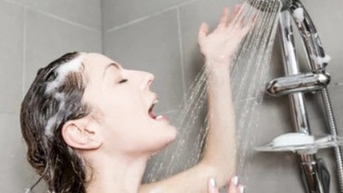 Bác sĩ tiết lộ kỹ thuật tắm có thể giúp bạn trẻ khỏe hơn