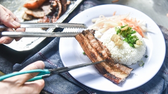 Rủ vợ mở cơm tấm miền Tây, chủ quán Hà Nội bán 700 suất/ngày, nướng cả tạ thịt