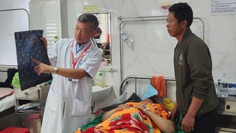 Đang hái cà phê, người phụ nữ không may ngã xuống giếng gãy cột sống