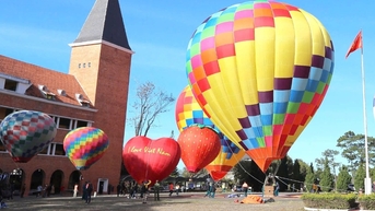 សំណើ​រៀបចំ​ពិធីបុណ្យ​ប៉េងប៉ោង​ខ្យល់​ក្តៅ​ក្នុង​ទីក្រុង Da Lat