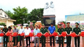 Đắk Lắk: Khánh thành tượng đài “Bác Hồ với chiến sĩ Biên phòng”, trao quà tặng nhân dân biên giới.