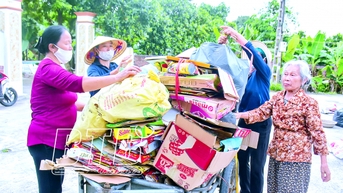 Gom phế liệu giúp người nghèo