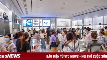 Người dân tấp nập săn 'Quà sale siêu hạng' tại Vincom Black Friday 2023