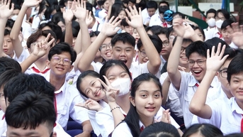 Ngày tựu trường, học sinh háo hức làm quen trường mới, bạn mới
