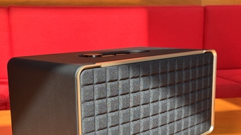 JBL Authentics 500 với dáng vẻ món đồ nội thất cao cấp nhưng đầy hoài niệm