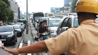 CSGT ra quân xử lý loạt xe máy 'tranh đường' ô tô đi lên Vành đai 2 trên cao