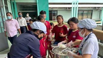 Trường học mời phụ huynh vào bếp kiểm tra, ăn cơm cùng con