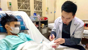 Chơi pháo tự chế, 3 thiếu niên giập nát bàn tay