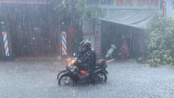 Áp thấp nhiệt đới áp sát đất liền, Bắc và Trung Trung Bộ mưa lớn