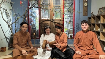 ការចែវទូក 48 ម៉ោង គឺជាកន្លែងលេងដ៏កម្រមួយសម្រាប់យុវវ័យដែលចូលចិត្តតន្ត្រីបុរាណ។