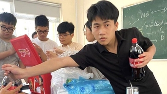 Trời nóng đổ lửa, giảng viên mang nước đến lớp tặng, 'đốn tim' sinh viên