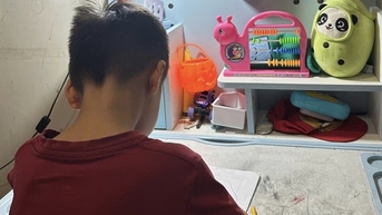 Trẻ mới học mẫu giáo đã đi học thêm để "luyện thi" vào lớp 1