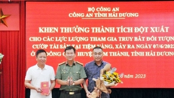 Thưởng nóng các lực lượng truy bắt 2 tên cướp tiệm vàng ở Hải Dương