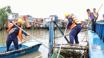 100 đoàn viên thu gom rác trên kênh Đôi, tặng áo phao cho bến đò