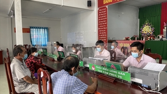 Sóc Trăng: Thúc đẩy chi trả an sinh xã hội không dùng tiền mặt