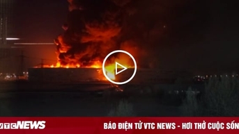 Cháy lớn thiêu rụi nhà kho rộng 50.000m2 ở St. Petersburg