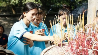 ក្រុមនារី U.20 វៀតណាម អុជធូបថ្វាយស្តេច Hung មុនពេលចូលរួមការប្រកួតនៅអាស៊ី។