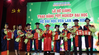 481 sinh viên hệ vừa làm vừa học nhận bằng tốt nghiệp