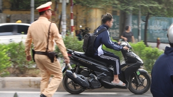 CSGT Hà Nội ra quân, hàng chục học sinh sinh viên 'đầu trần' lái xe bị xử phạt