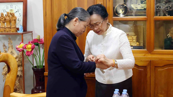 Phu nhân Tổng Bí thư, Chủ tịch nước Lào thăm phu nhân cố Tổng Bí thư Nguyễn Phú Trọng