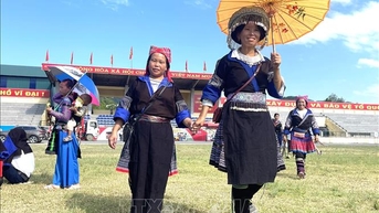 Đồng bào dân tộc Mông Lai Châu rộn ràng xuống phố vui Tết Độc lập