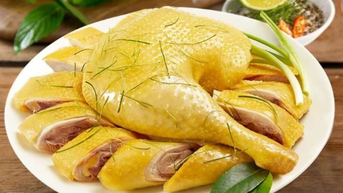 Luộc gà bằng nước sôi hay nước lã mới đúng, cách này gà không bị nát, ngọt thịt