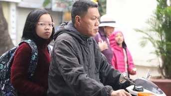 Nhiều phụ huynh vẫn để con "phơi mặt" ra đường