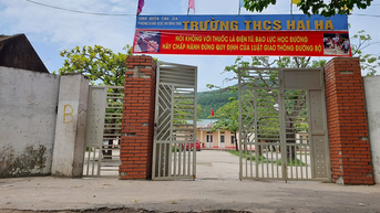 Đã tặng giấy khen cho học sinh lớp 6… thiếu tuổi