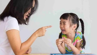 12 sai lầm của cha mẹ khi kèm con học ở nhà khiến trẻ càng học càng kém