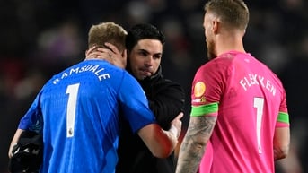 Neville: 'Arteta là lý do khiến Ramsdale mắc lỗi'