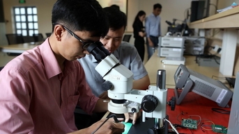 Có nên đổ xô đăng ký học ngành trí tuệ nhân tạo, công nghệ bán dẫn?