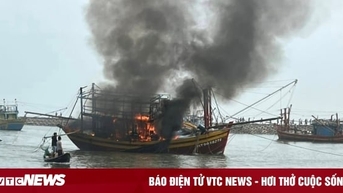 ទូកនេសាទនៅខេត្ត Ha Tinh ឆេះយ៉ាងសន្ធោសន្ធៅ