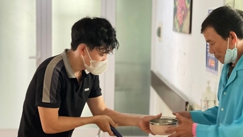그 청년은 환자들을 위해 요리하는 데 열정적이다.