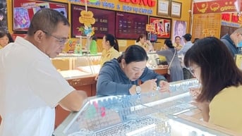 Giá vàng diễn biến trái chiều giữa các thương hiệu, người dân nên mua hay bán?