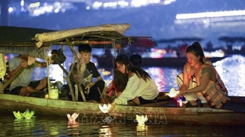 Hoa Binh ប្រារព្ធពិធីនេសាទ និងបង្ហោះគោមផ្កា ដើម្បីបួងសួងសុំសន្តិភាព និងវិបុលភាពជាតិ។