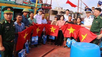 Bộ Tư lệnh Vùng cảnh sát biển 1 đồng hành cùng ngư dân Ninh Bình
