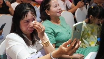 Phụ huynh bật khóc khi con vừa tốt nghiệp đã có việc làm