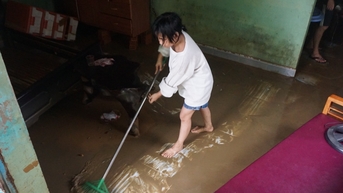 ផ្ទះ​ដែល​គ្រប​ដណ្ដប់​ដោយ​ភក់ បន្ទាប់​ពី​ទឹក​ជំនន់​បាន​ស្រក​ចុះ អ្នក​ស្រុក​ក្រុង Da Nang ពិបាក​សម្អាត